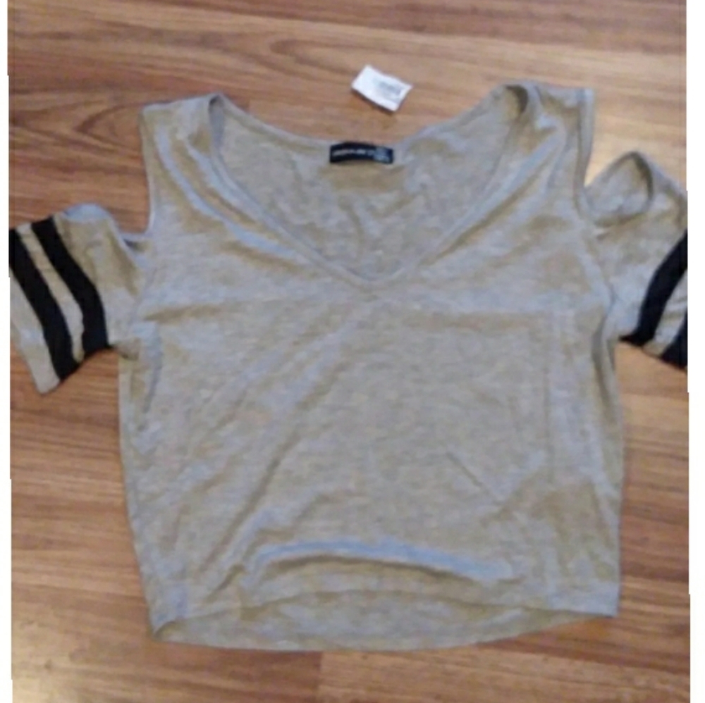 NWT Jrs Large Popular 21 Cropped Tee